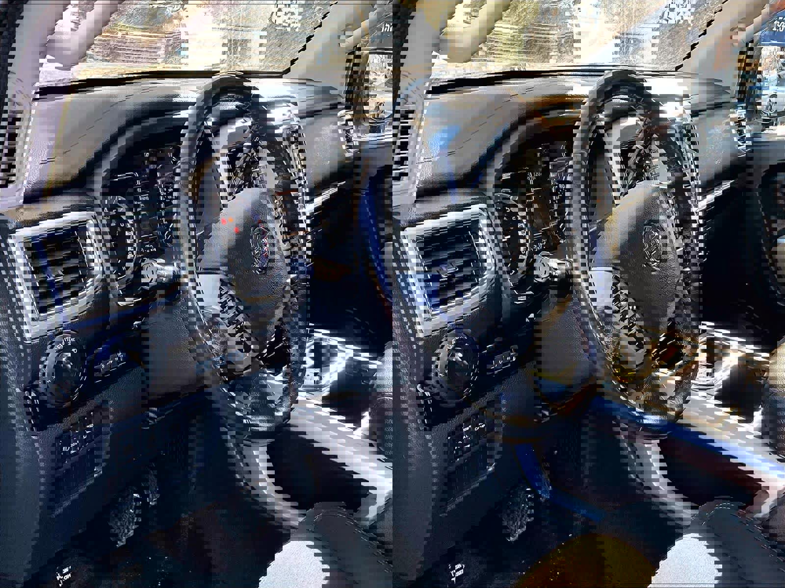 Used 2019 Nissan Titan SV w/ SV Convenience Package image 8