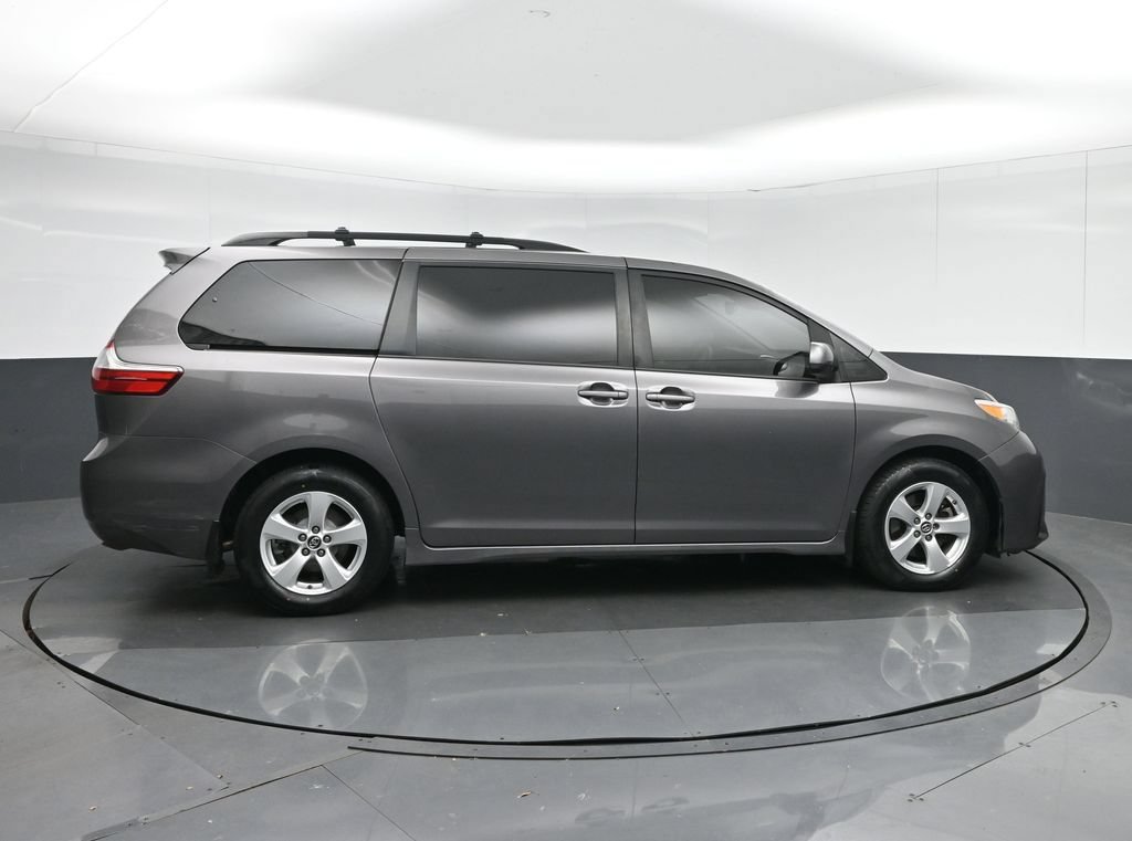 Used 2018 Toyota Sienna LE w/ Carpet Mat Package FWD image 8