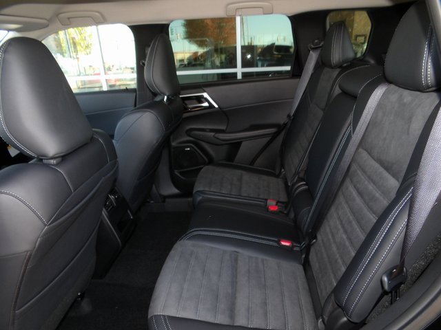 New 2025 Mitsubishi Outlander SE image 16