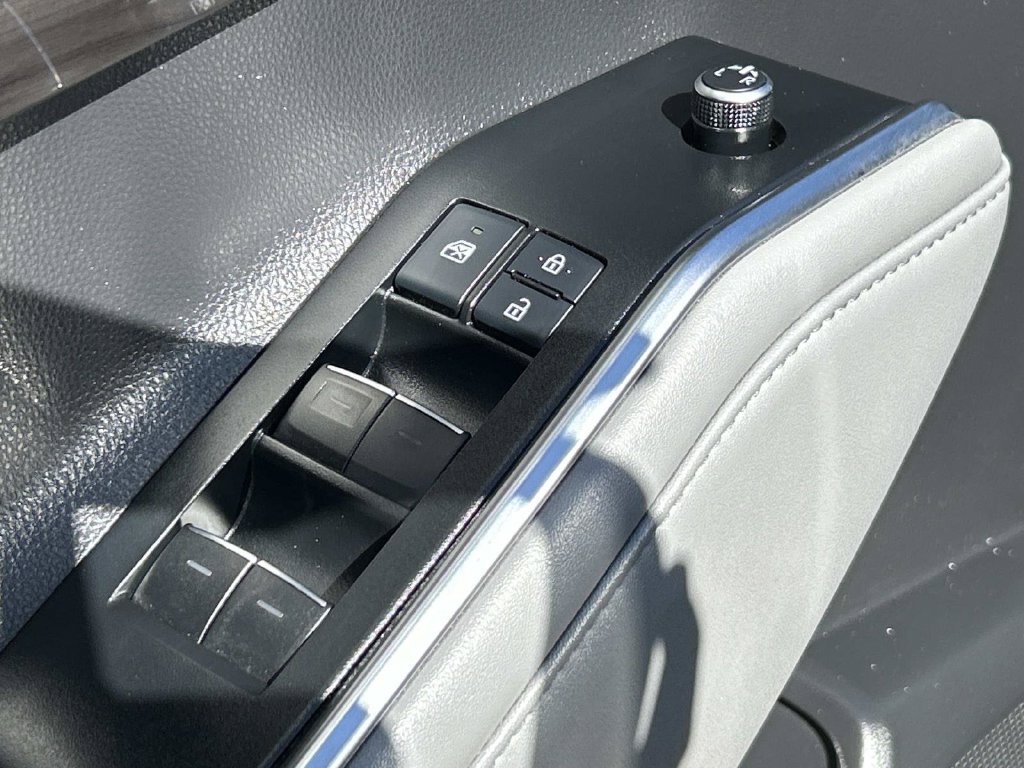 Used 2021 Toyota Highlander Limited FWD image 23