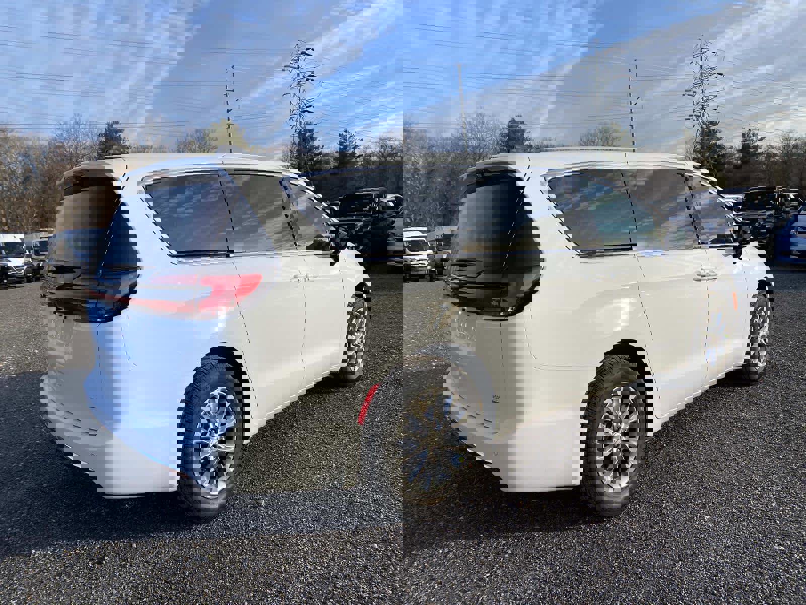 New 2026 Chrysler Pacifica Select image 3