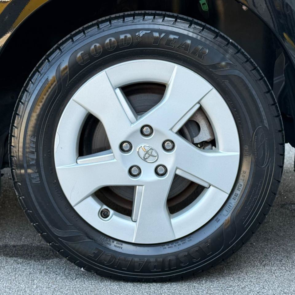 Used 2010 Toyota Prius III Hatchback 4D FWD image 23