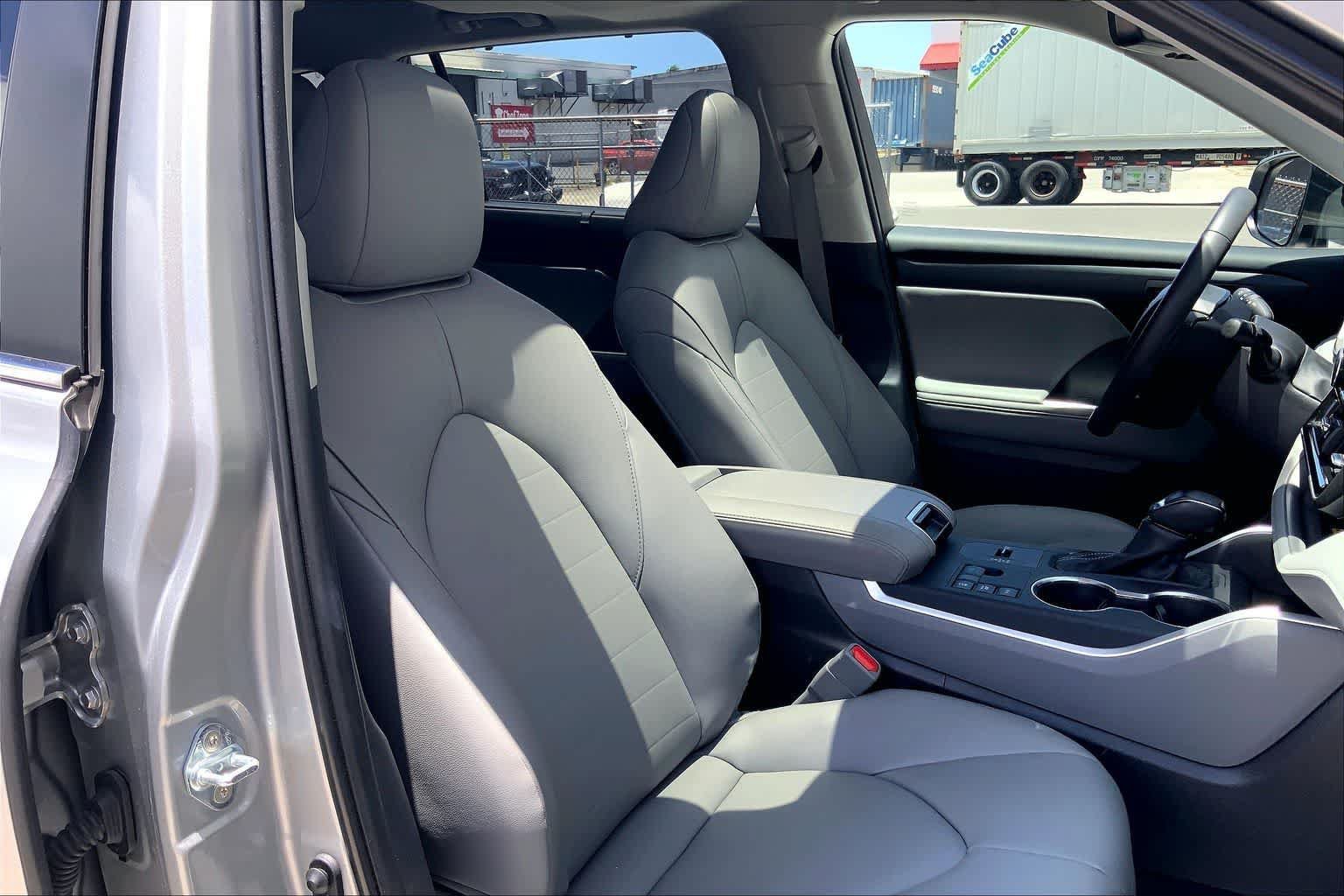 Used 2025 Toyota Highlander XLE AWD/4WD image 13