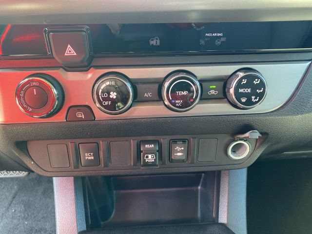 Used 2018 Toyota Tacoma SR5 AWD/4WD image 19