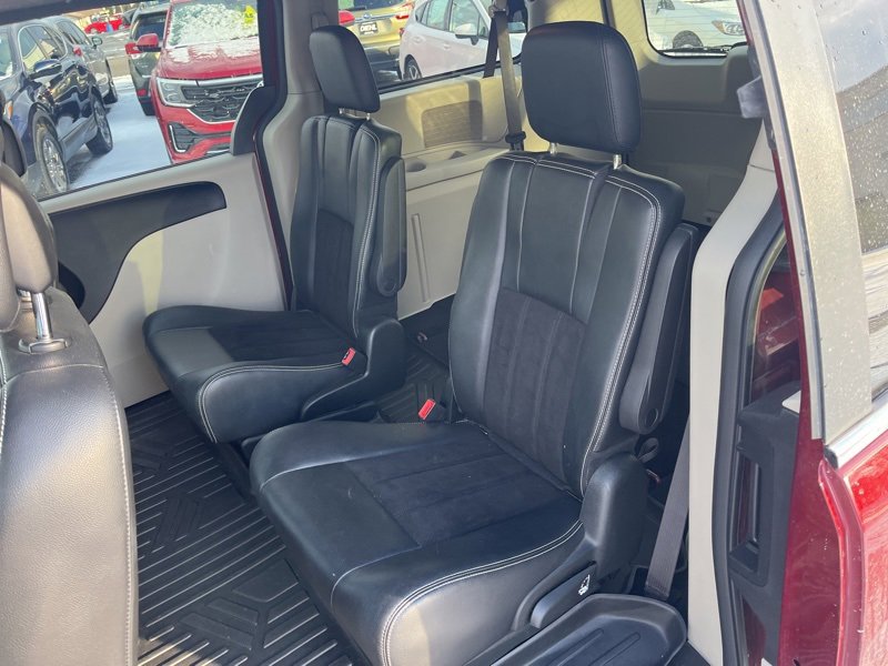 Used 2018 Dodge Grand Caravan SXT image 12