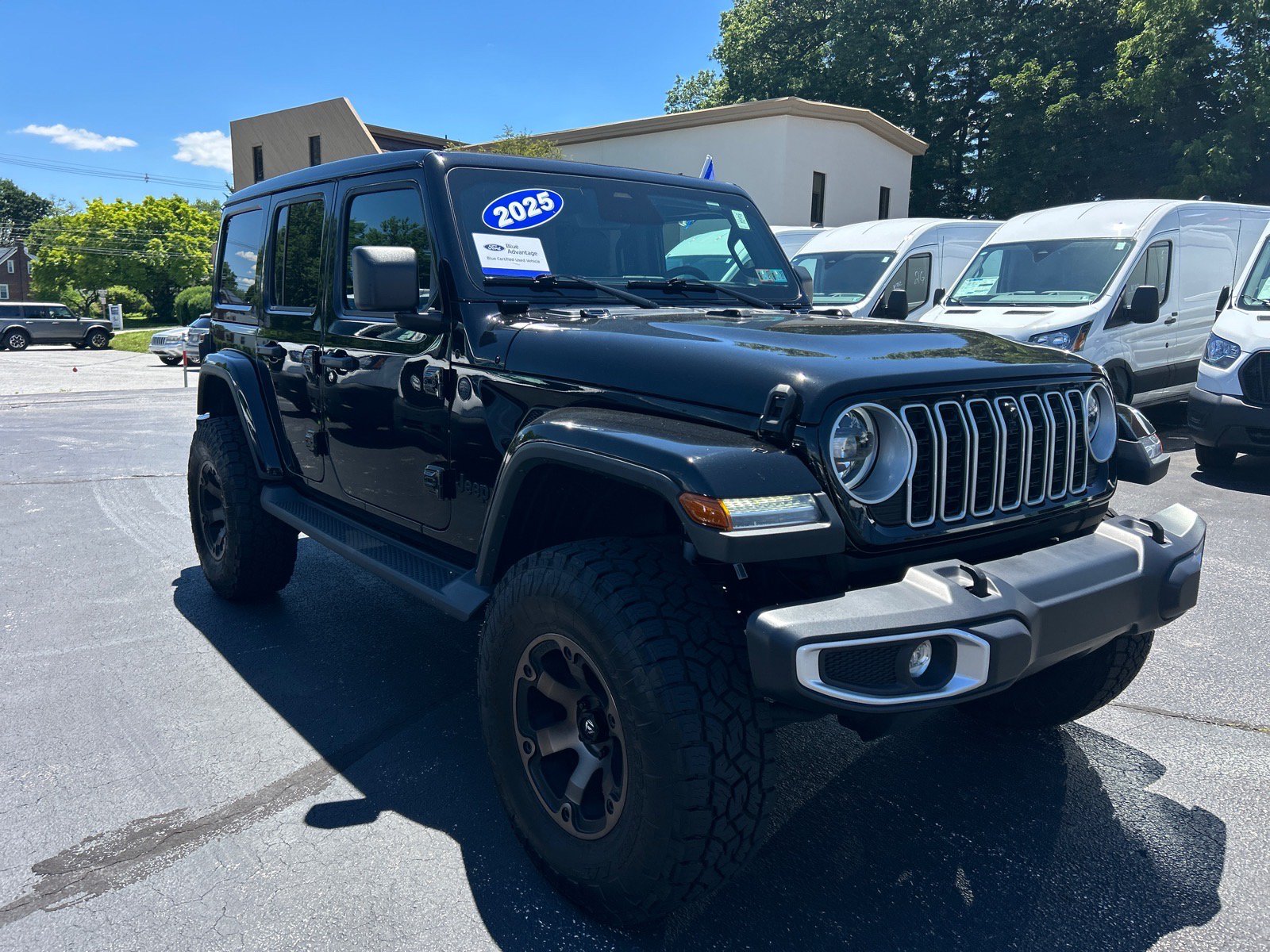 Used 2025 Jeep Wrangler Unlimited Sahara AWD/4WD image 3