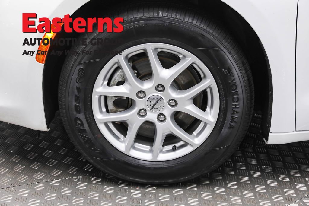 Used 2022 Chrysler Voyager LX image 30