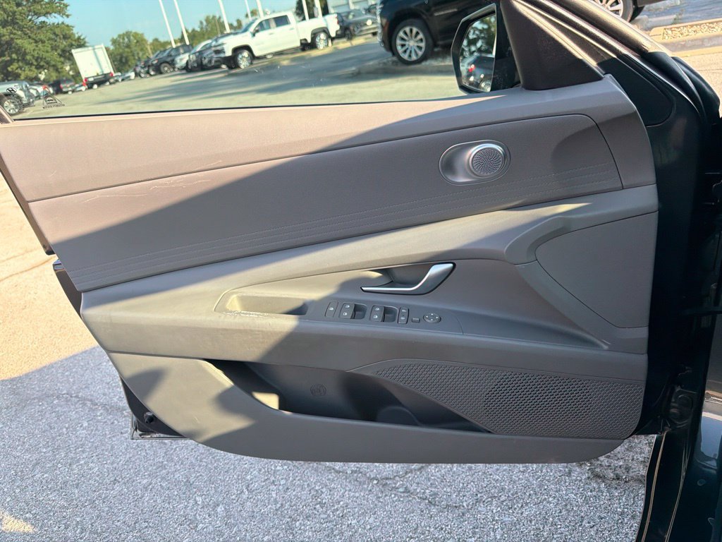 Used 2022 Hyundai Elantra SEL w/ Preferred Accessory Package FWD image 28
