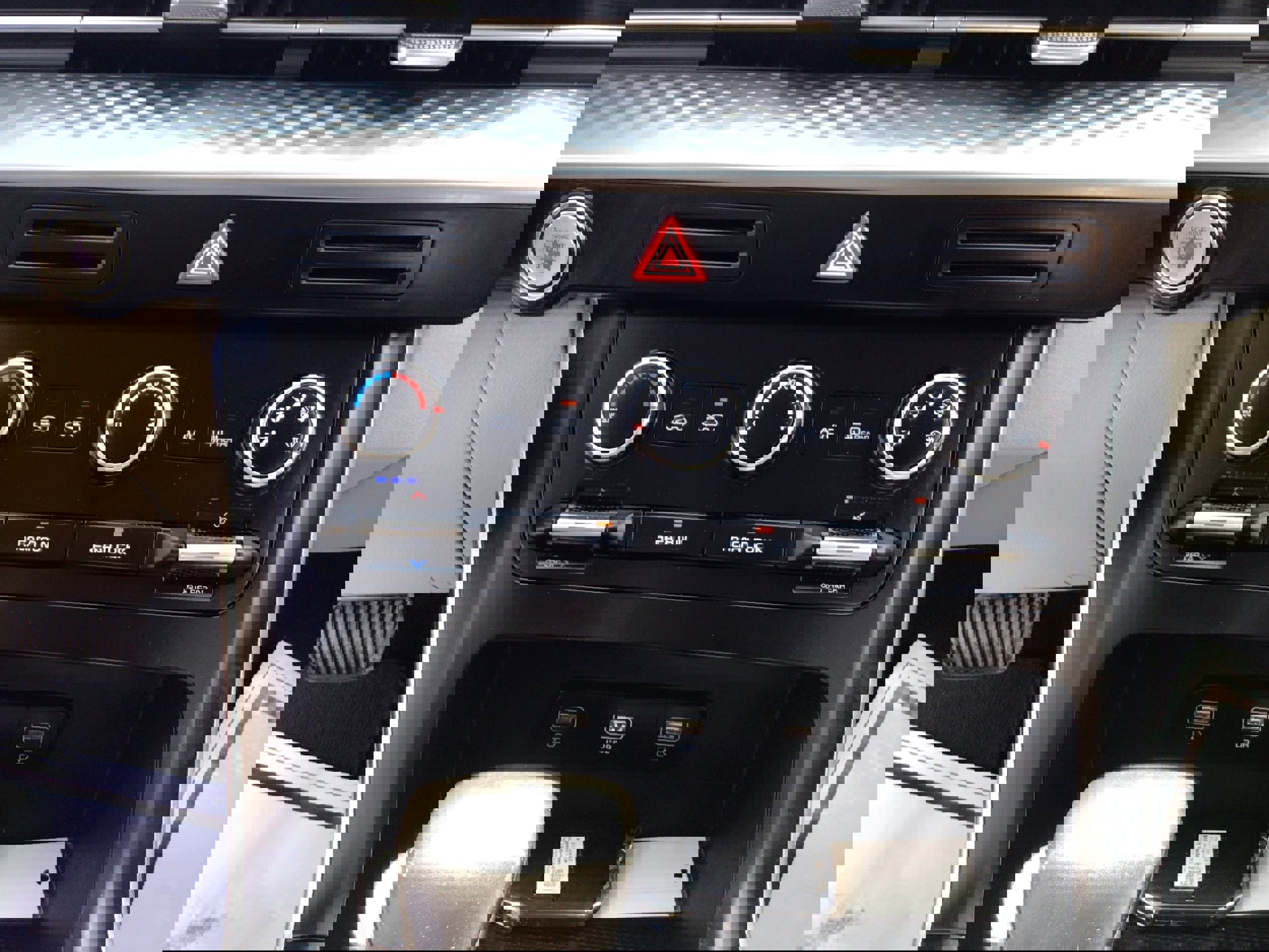 Used 2022 Kia Carnival LX image 22