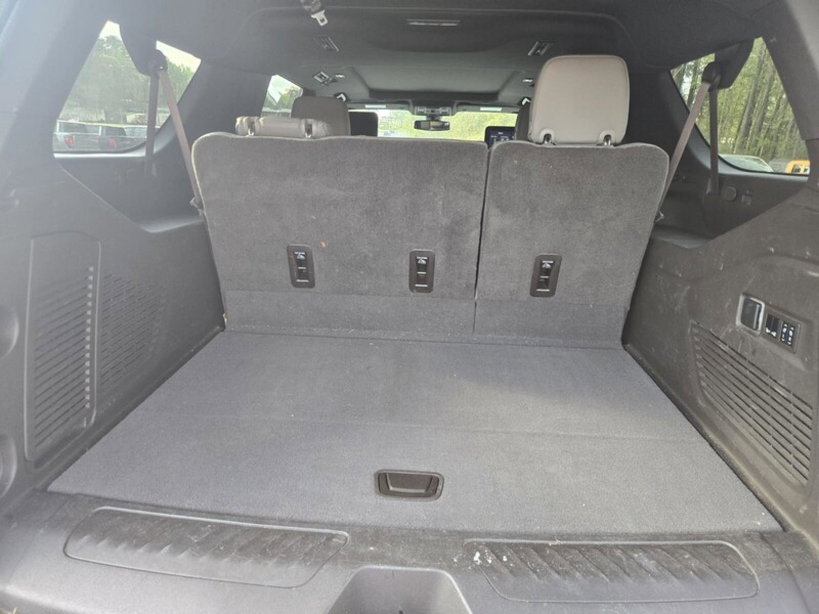 Used 2021 GMC Yukon XL SLT w/ SLT Premium Package image 7