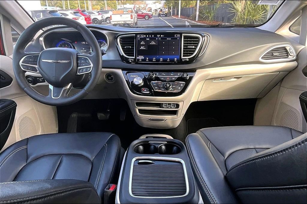 Used 2024 Chrysler Pacifica Touring-L image 7