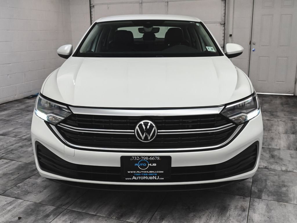 Used 2022 Volkswagen Jetta SE FWD image 2