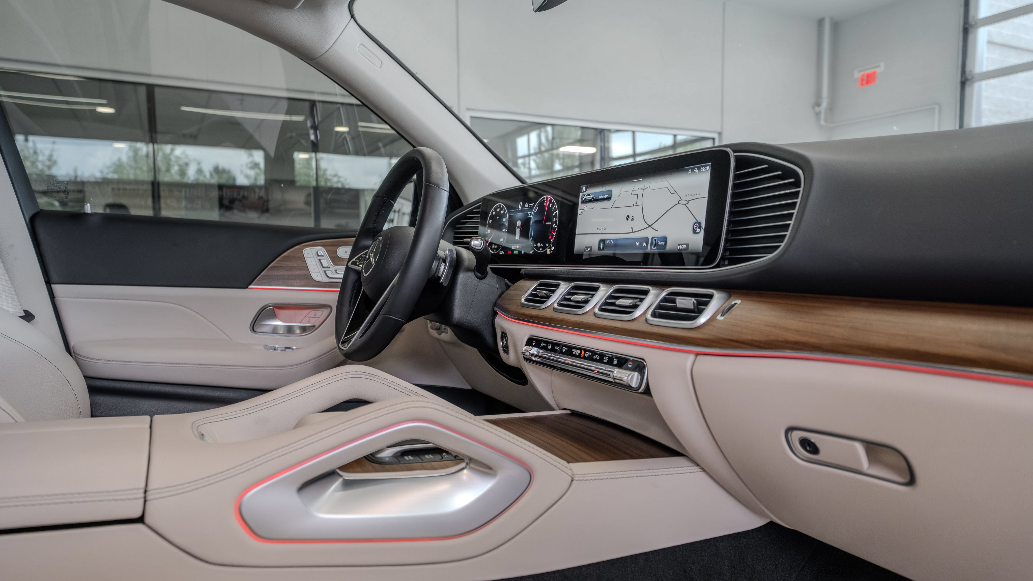Certified 2025 Mercedes-Benz GLE 450e 4MATIC w/ Driver Assistance Package image 17