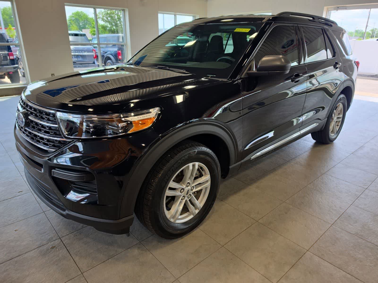 Used 2024 Ford Explorer XLT AWD/4WD image 1