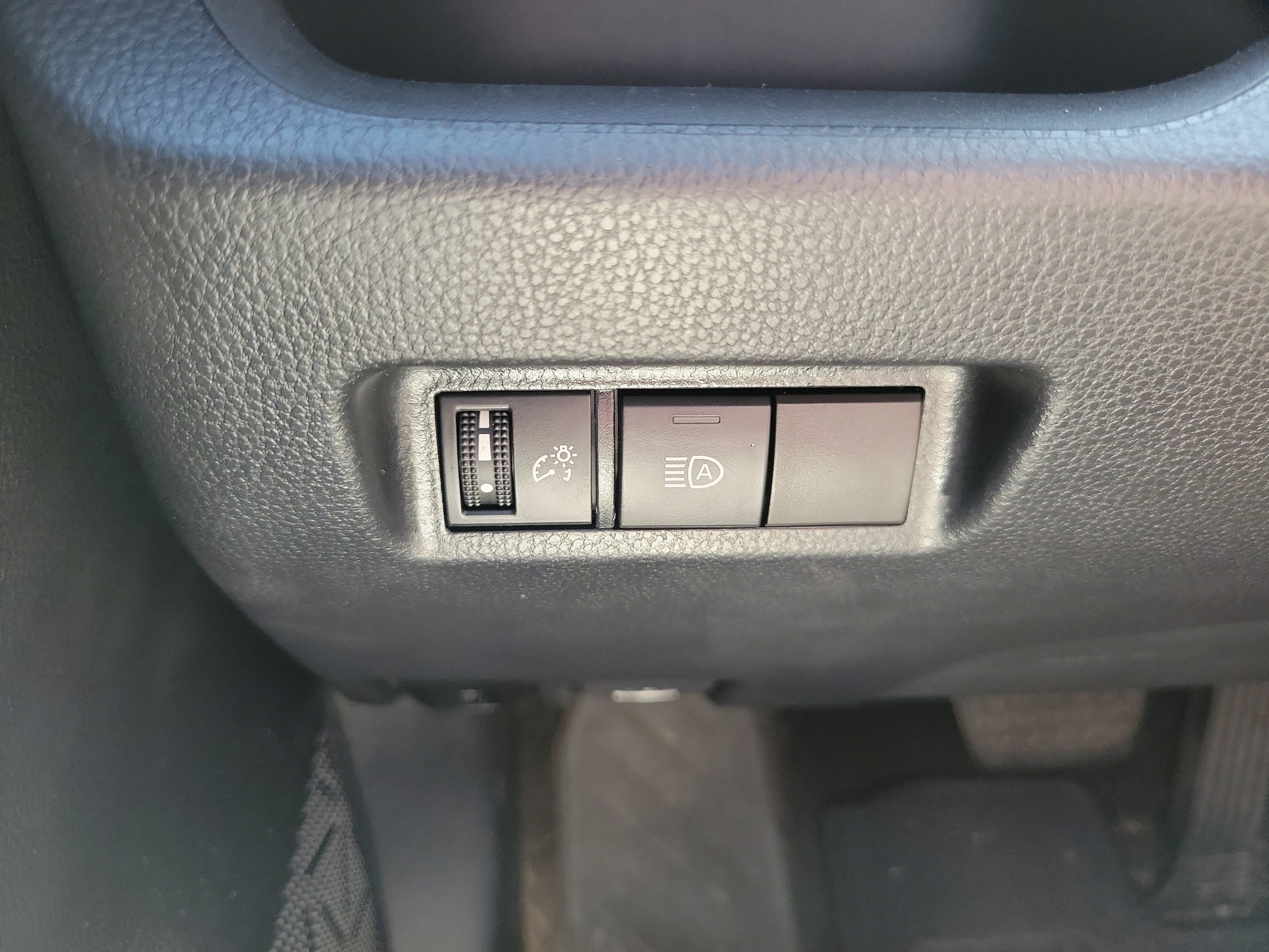 Used 2019 Toyota RAV4 LE FWD image 26