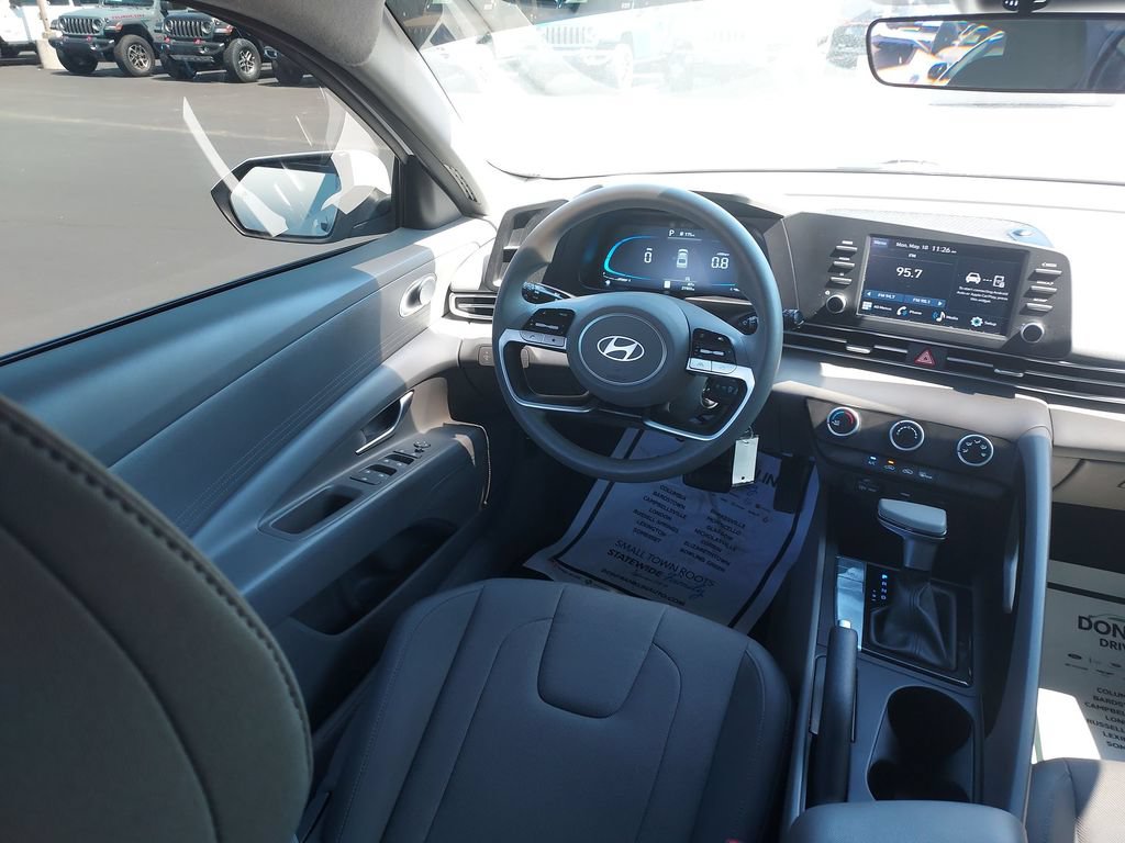 Used 2025 Hyundai Elantra SE FWD image 15