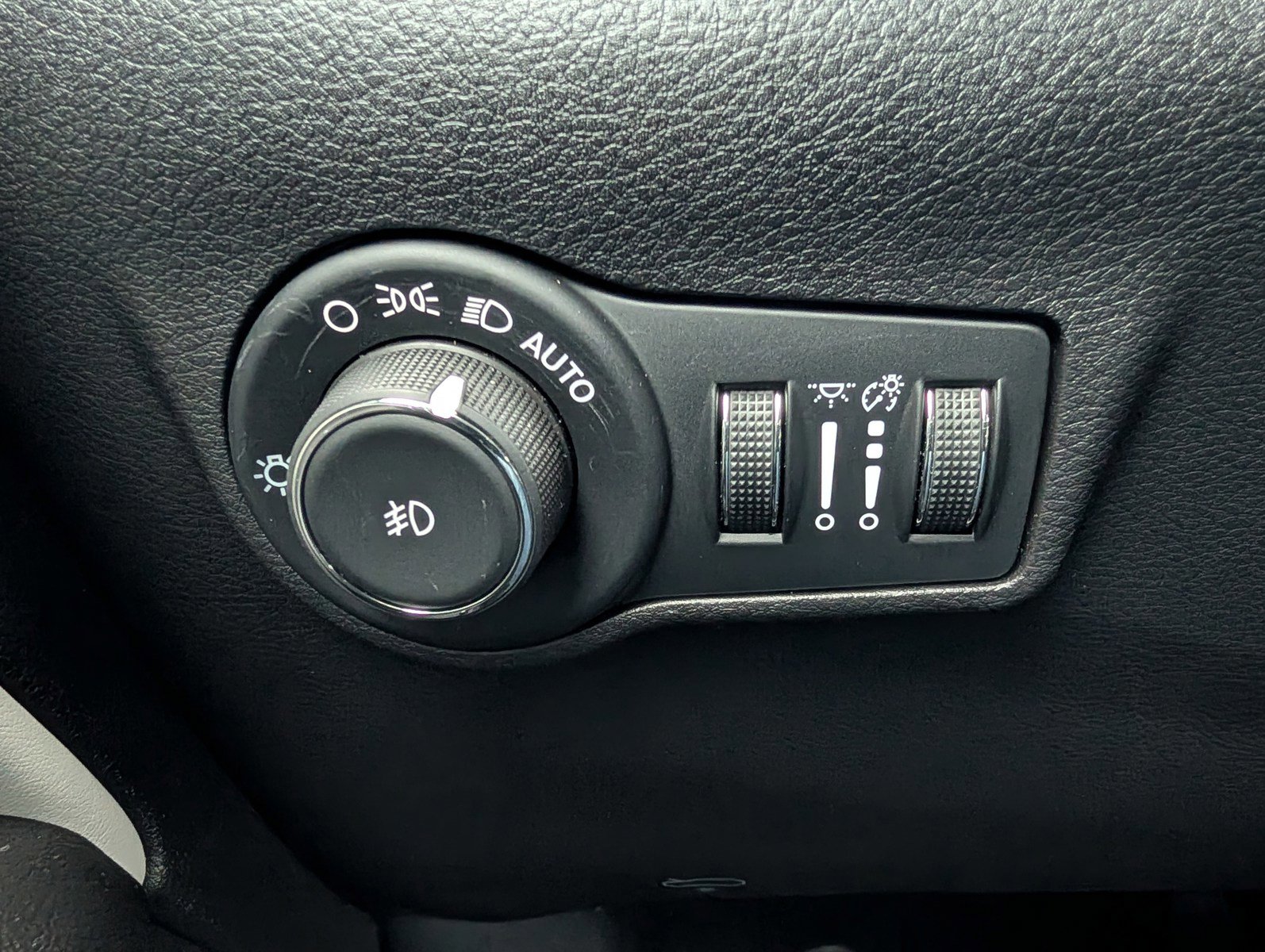 Used 2025 Jeep Compass Limited image 32