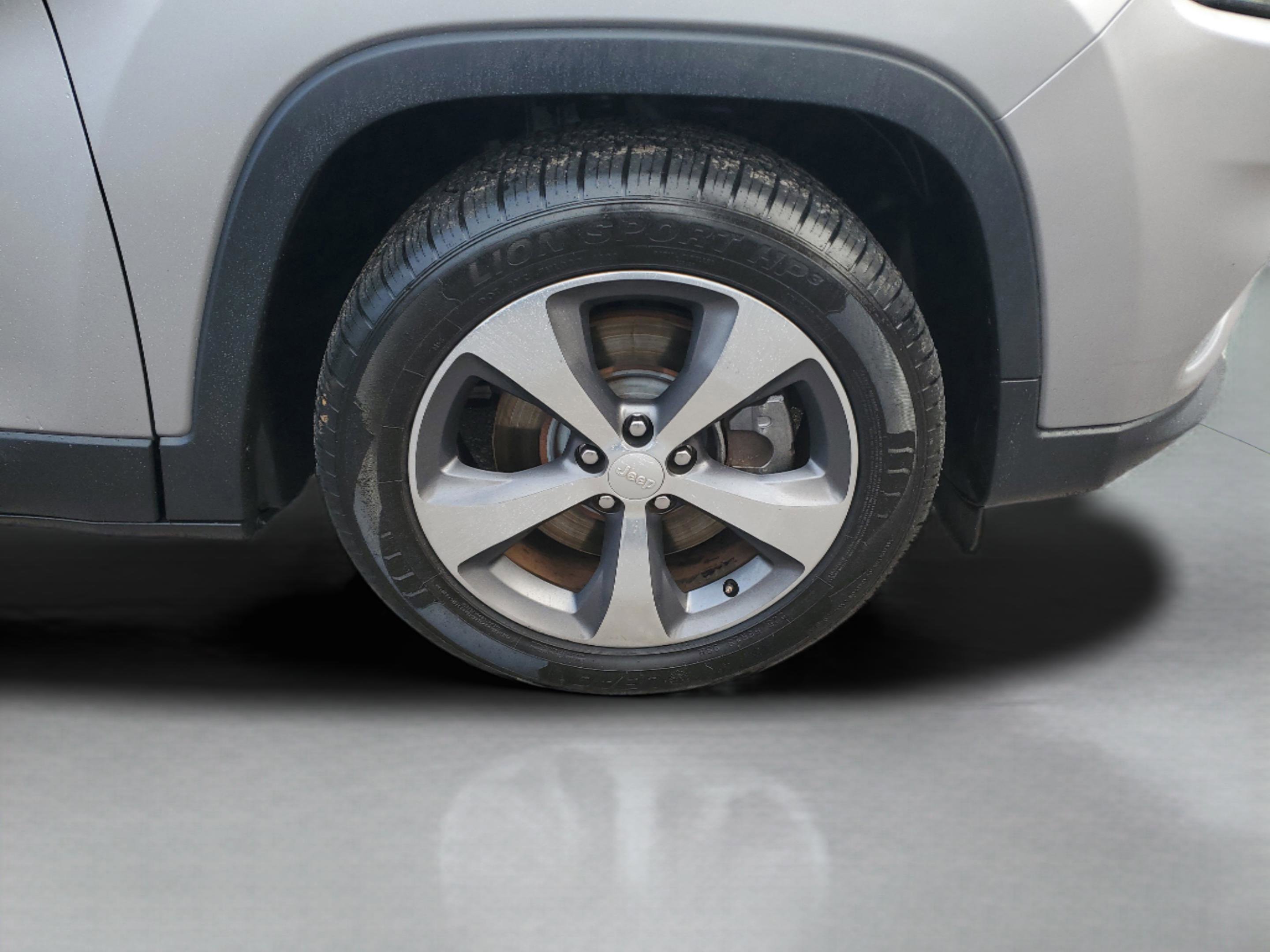 Used 2020 Jeep Cherokee Limited image 33