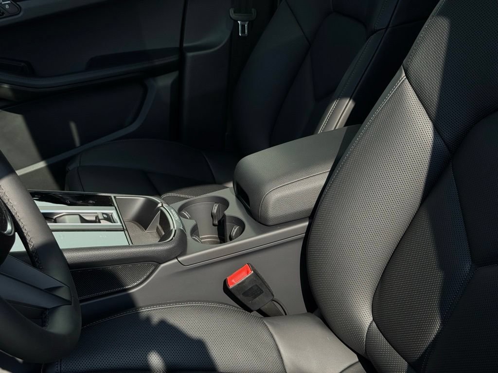Certified 2025 Porsche Macan AWD/4WD image 25