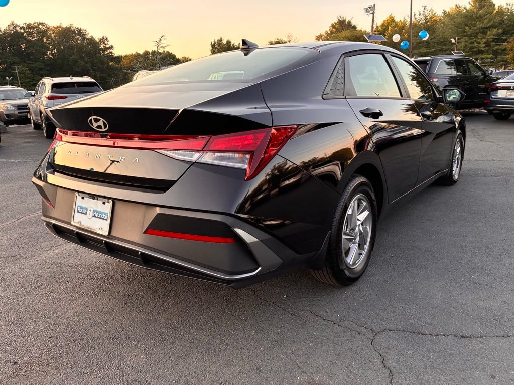 Used 2025 Hyundai Elantra SE FWD image 7