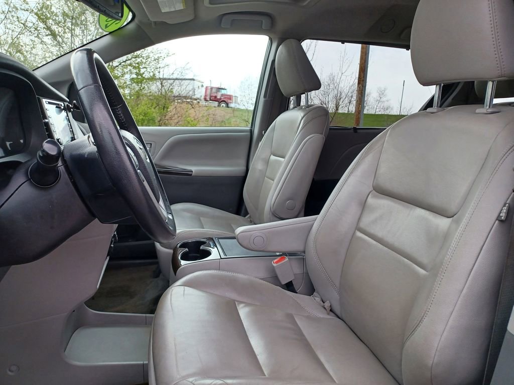 Used 2018 Toyota Sienna XLE FWD image 8