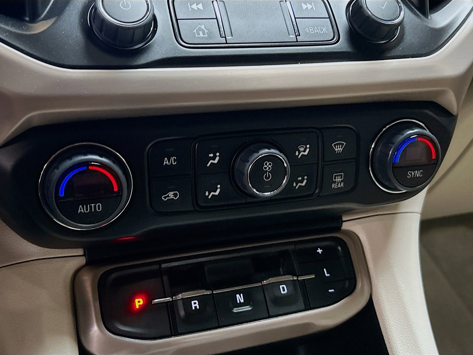 Used 2023 GMC Acadia Denali w/ Denali Technology Package AWD/4WD image 16