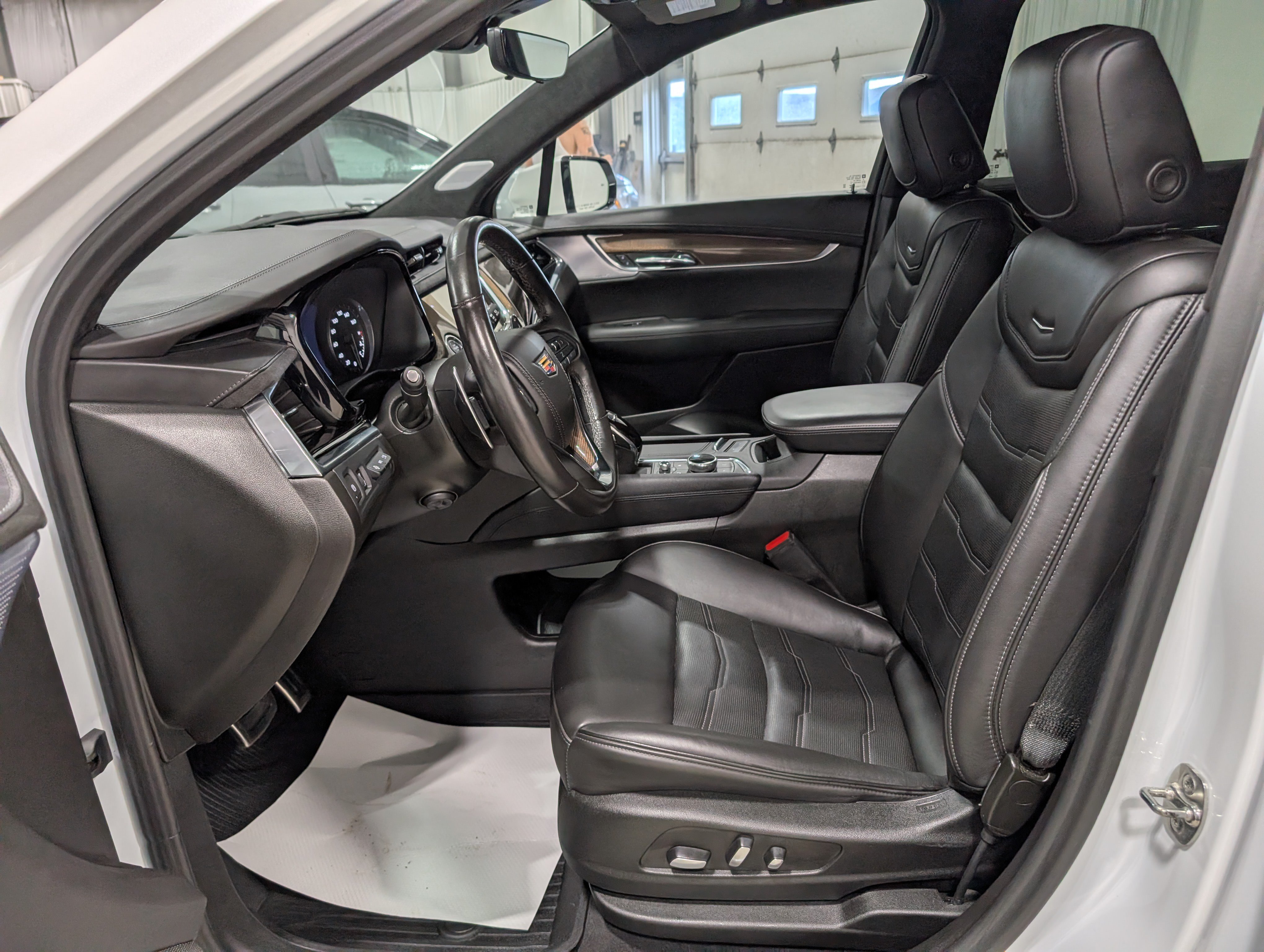 Used 2024 Cadillac XT6 Sport w/ LPO, ONYX Package AWD/4WD image 16