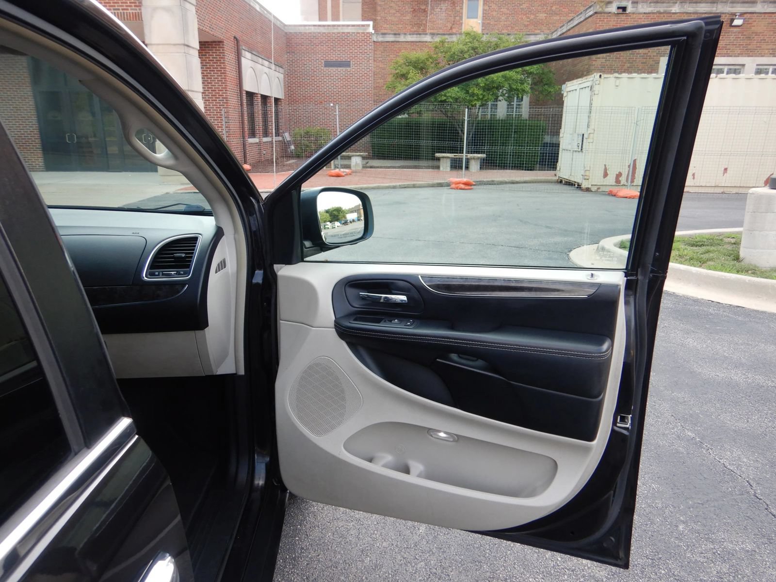 Used 2015 Chrysler Town & Country Touring-L w/ Driver Convenience Group FWD image 17