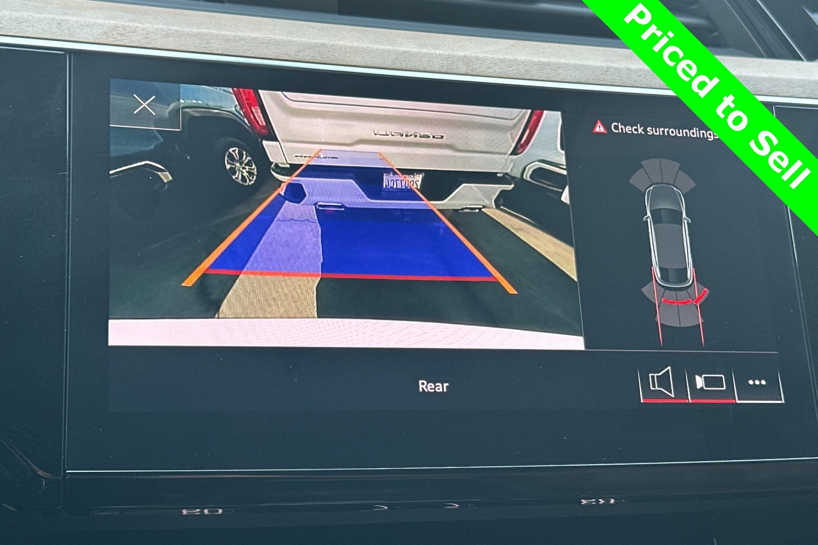 Used 2024 Audi Q8 e-tron Premium image 26