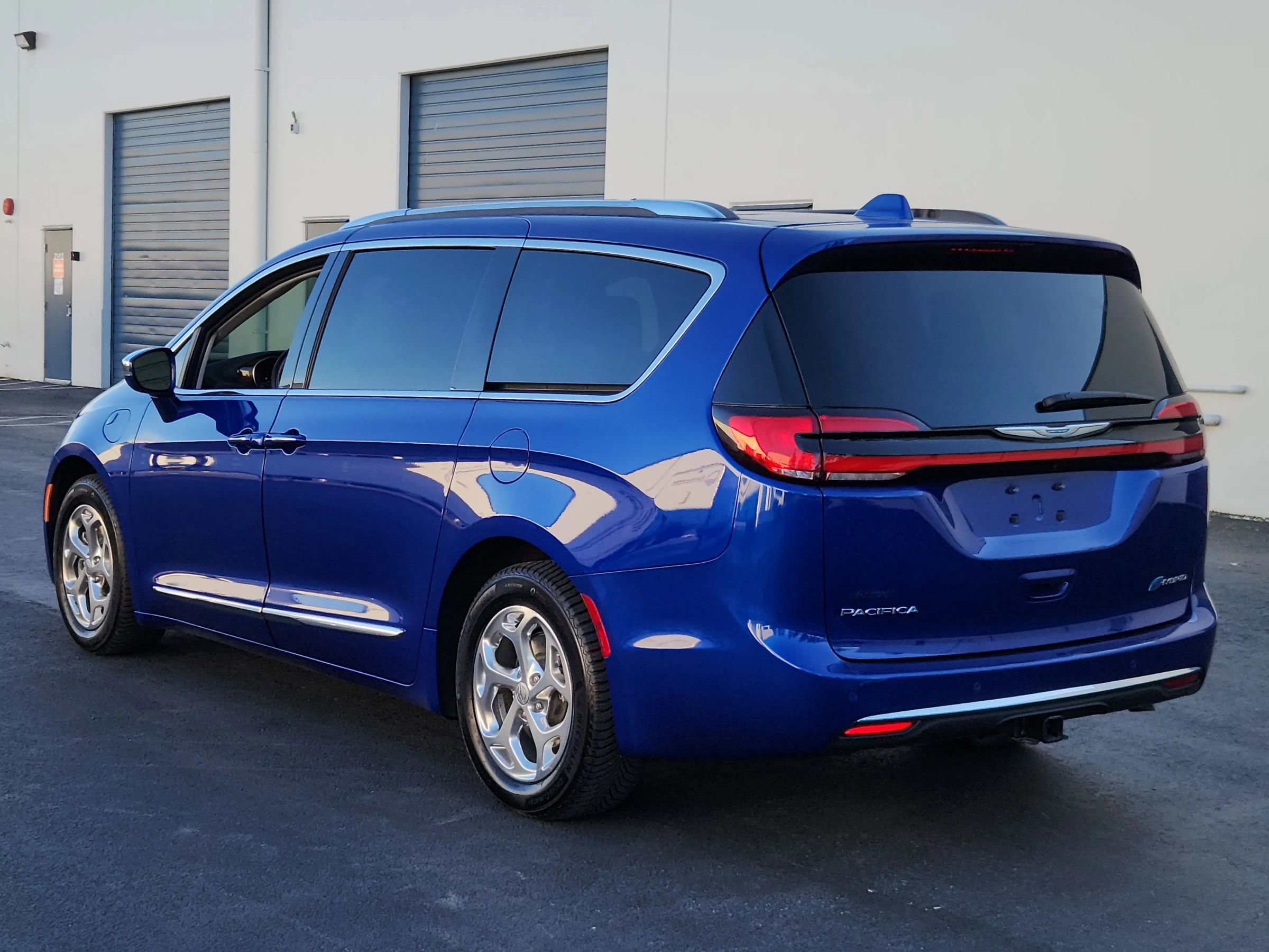 Used 2021 Chrysler Pacifica Limited w/ Uconnect Theater Family Group image 3