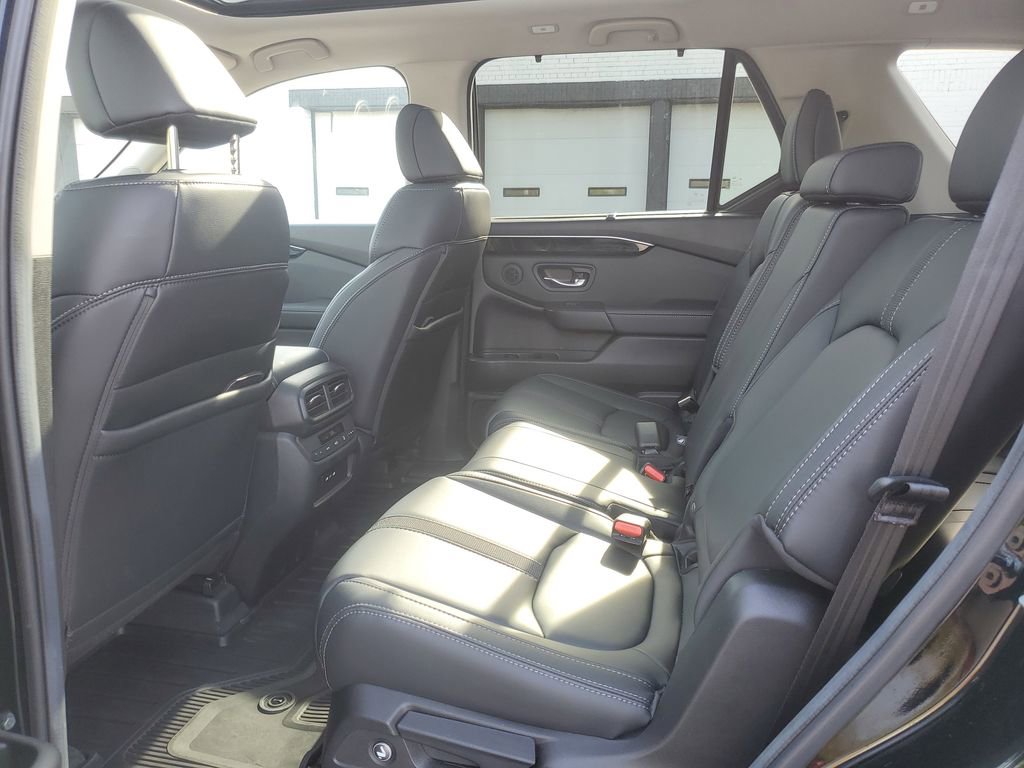 Used 2025 Honda Pilot Touring image 24