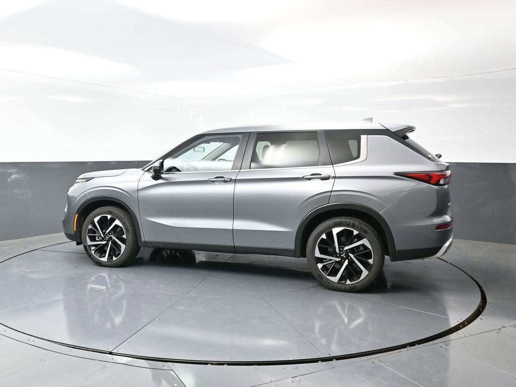Used 2024 Mitsubishi Outlander SE image 11