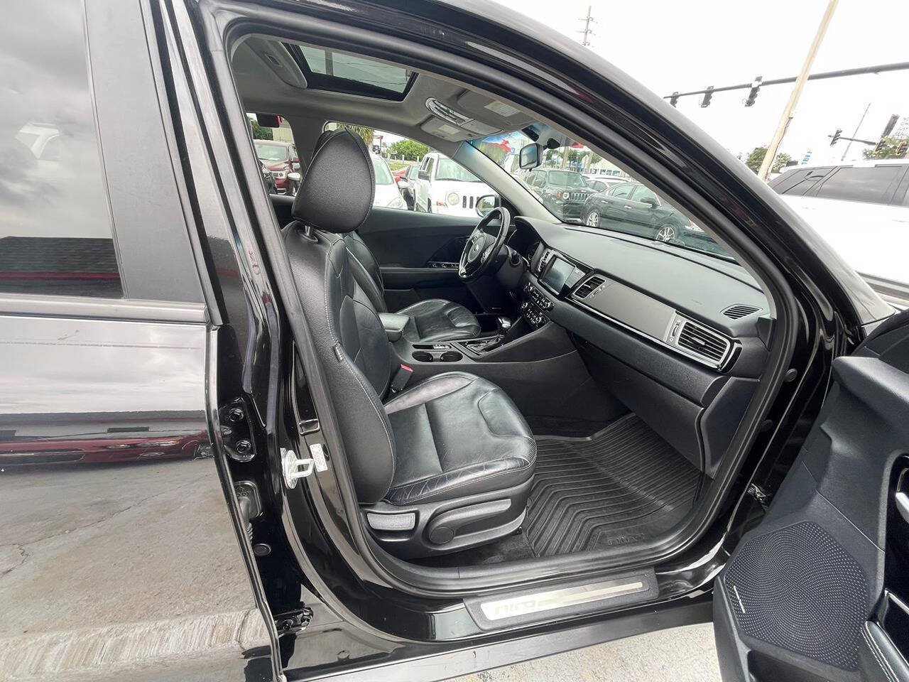 Used 2017 Kia Niro Touring FWD image 8