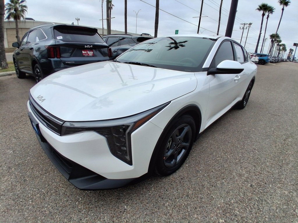 Used 2025 Kia K4 LXS image 3