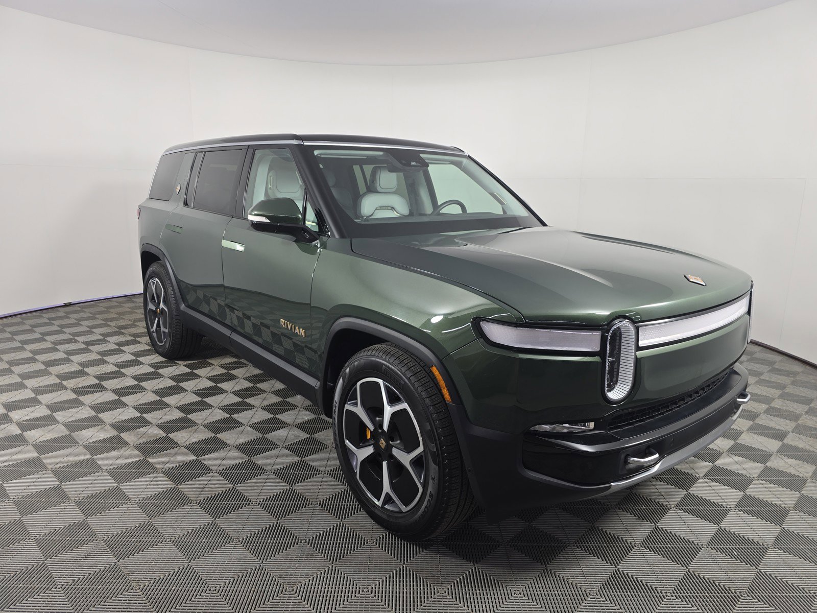 Used 2023 Rivian R1S Adventure AWD/4WD image 7