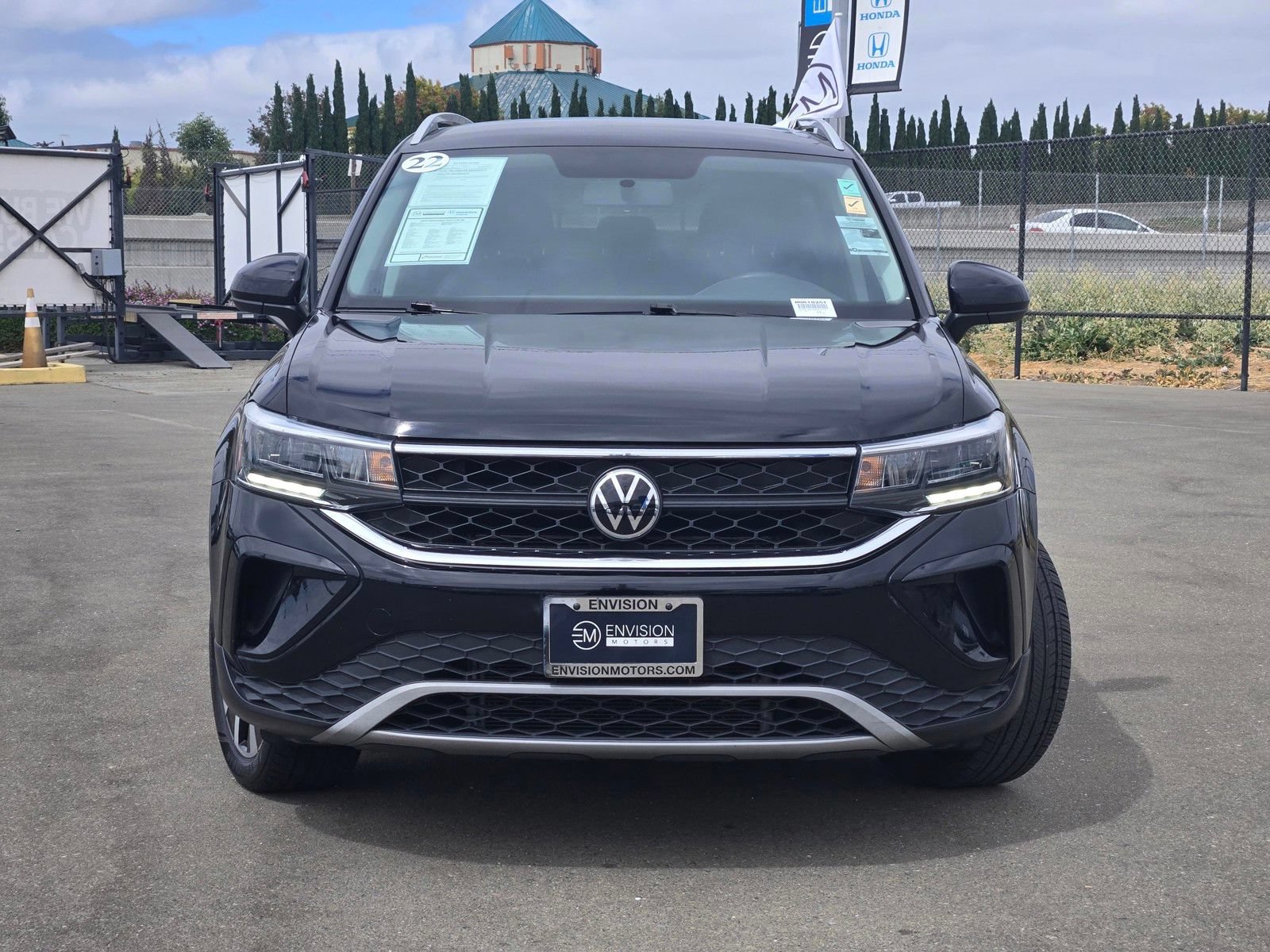 Used 2022 Volkswagen Taos SE FWD image 2