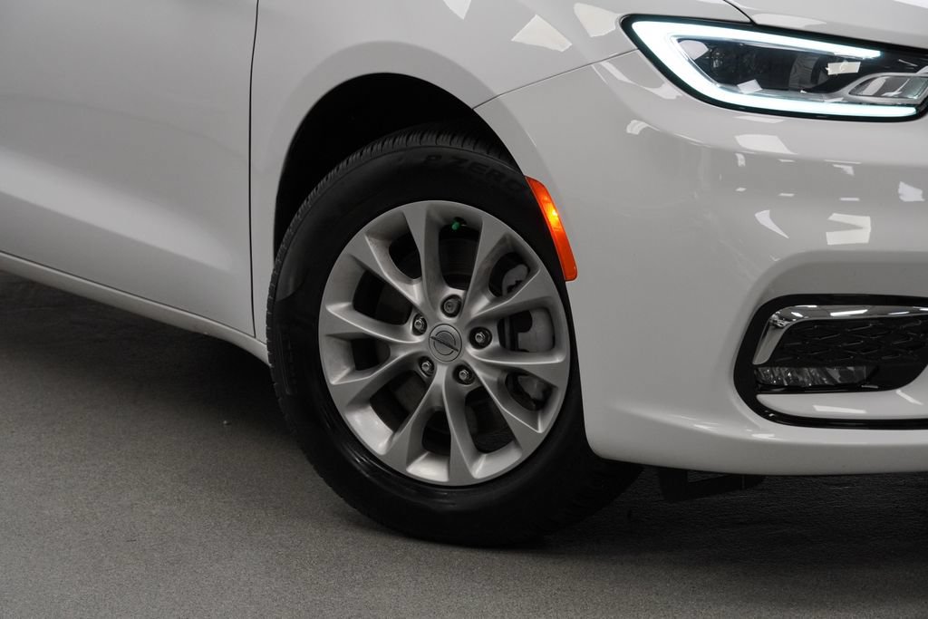 Certified 2025 Chrysler Pacifica Select AWD/4WD image 4