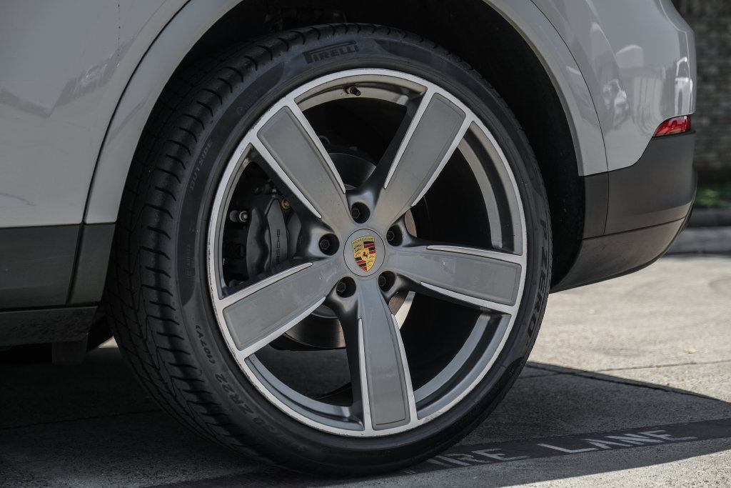 Used 2023 Porsche Cayenne S Platinum AWD/4WD image 76