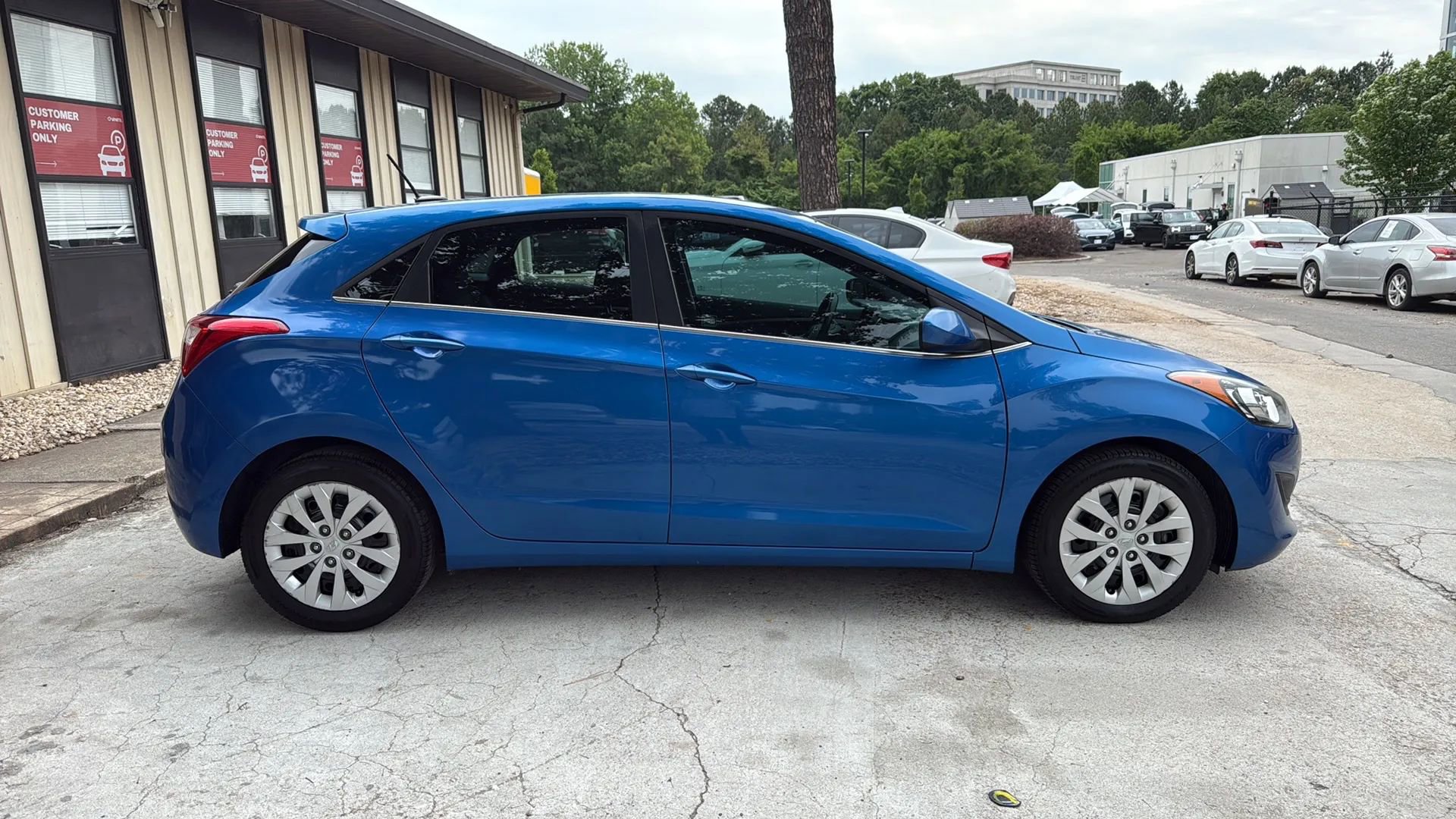 Used 2017 Hyundai Elantra GT FWD image 4