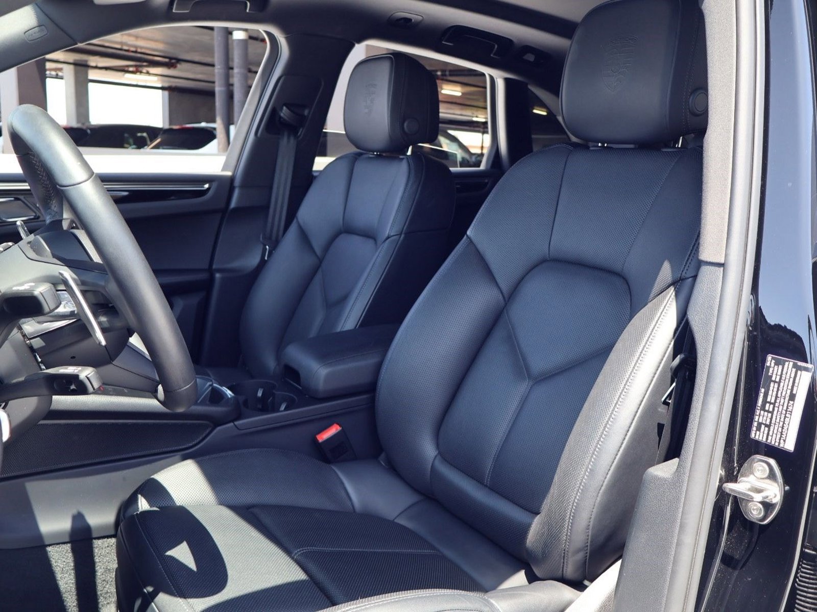 Certified 2025 Porsche Macan AWD/4WD image 5