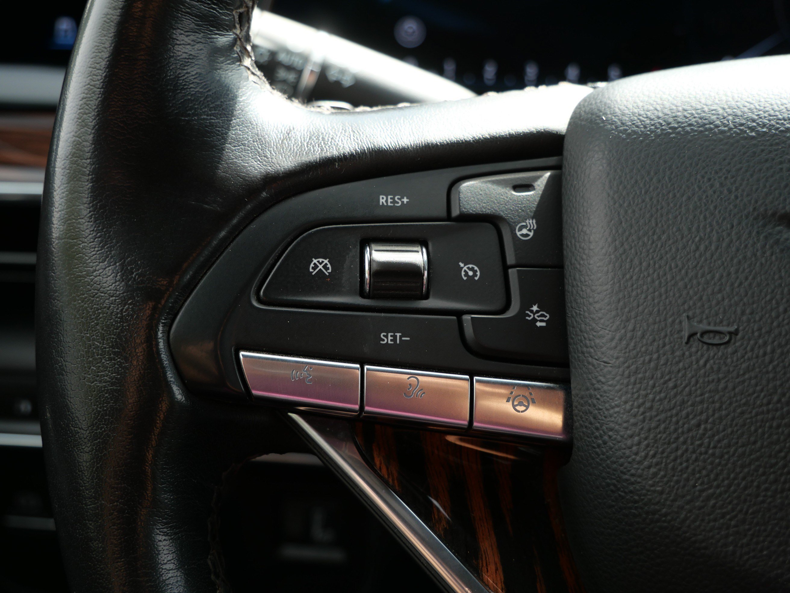 Certified 2024 Cadillac Escalade Premium Luxury w/ Performance Package AWD/4WD image 28
