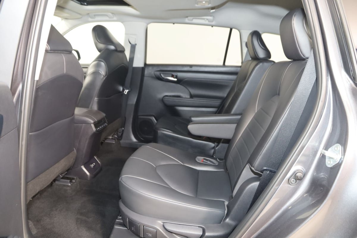 Used 2021 Toyota Highlander XLE AWD/4WD image 46