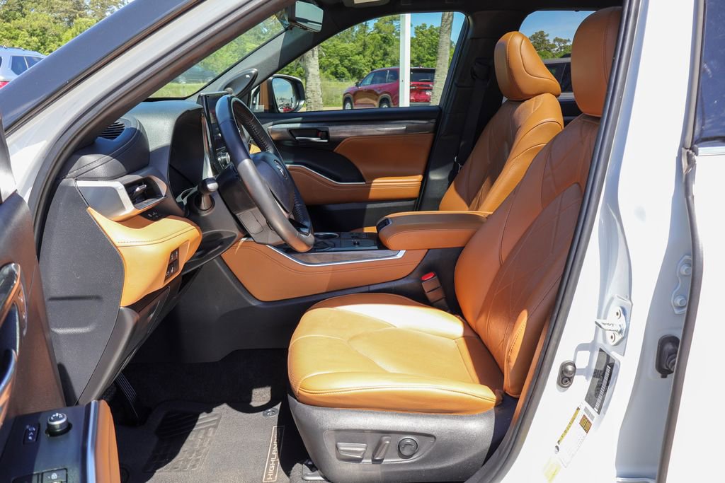 Used 2024 Toyota Highlander Platinum FWD image 8