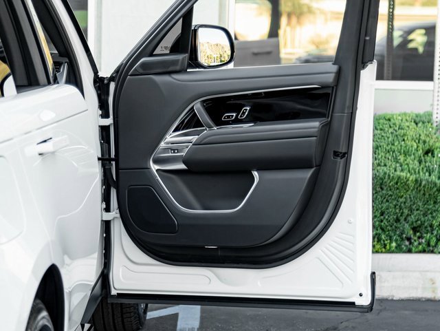 Used 2024 Land Rover Range Rover SE image 25