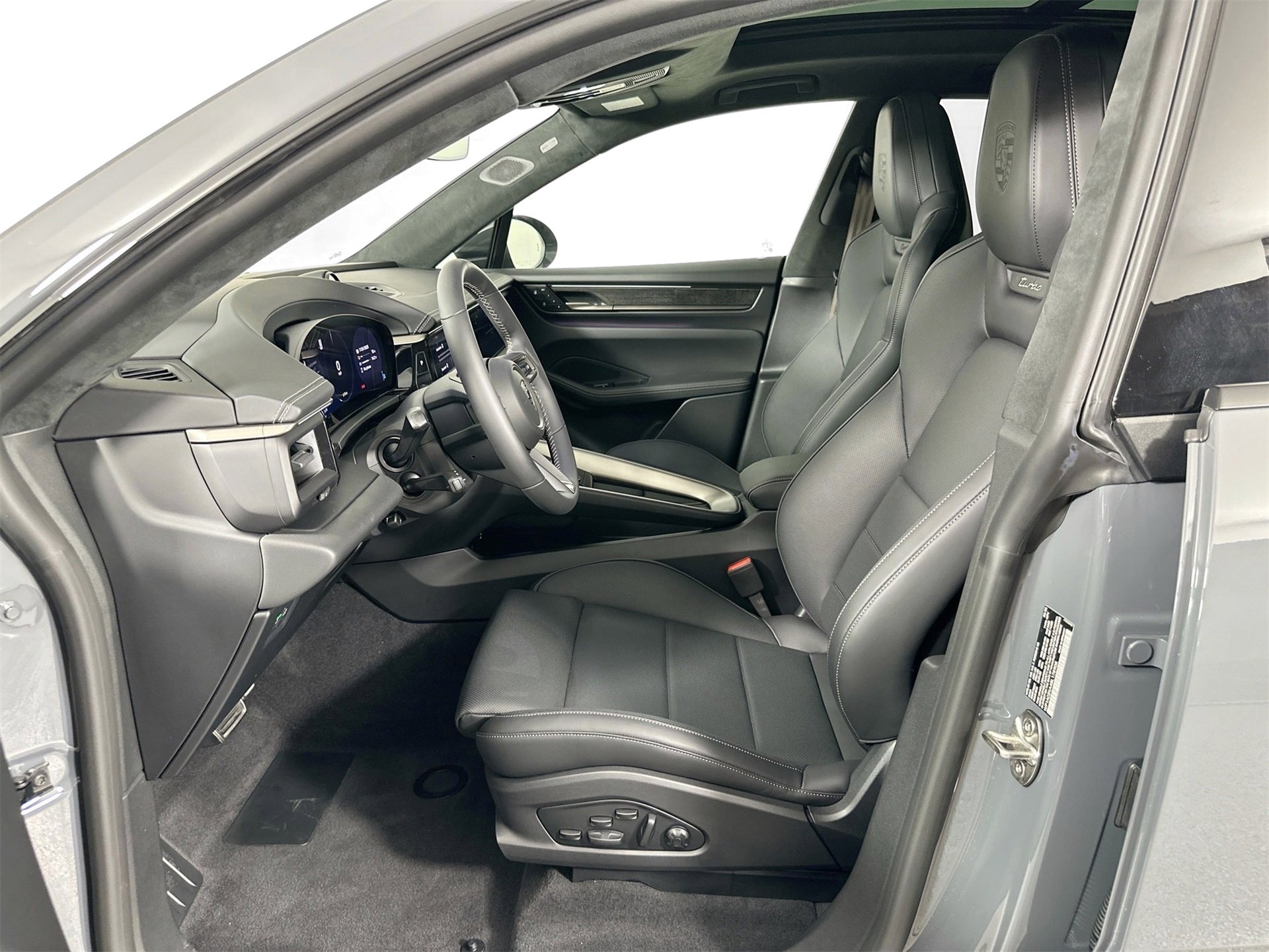 Certified 2025 Porsche Macan Turbo Electric image 5