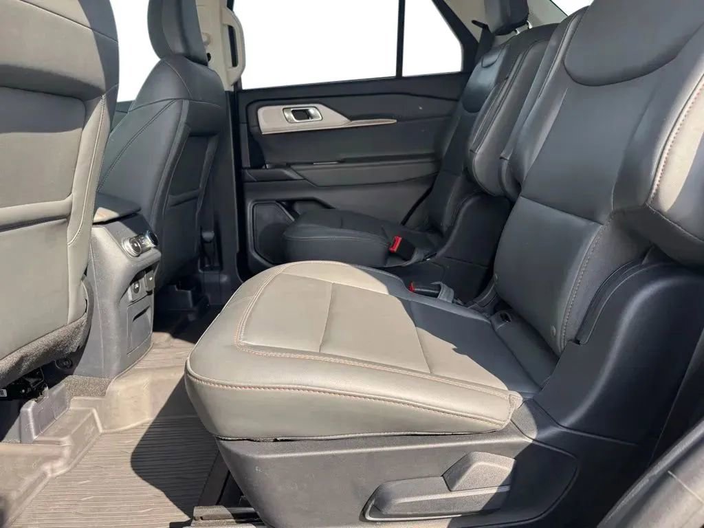 Used 2025 Ford Explorer Active w/ Active Comfort Package AWD/4WD image 17