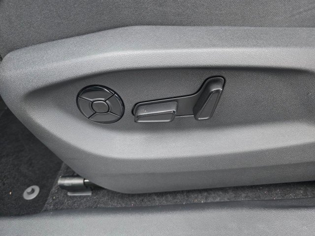 New 2025 Volkswagen Tiguan SE R-Line image 28