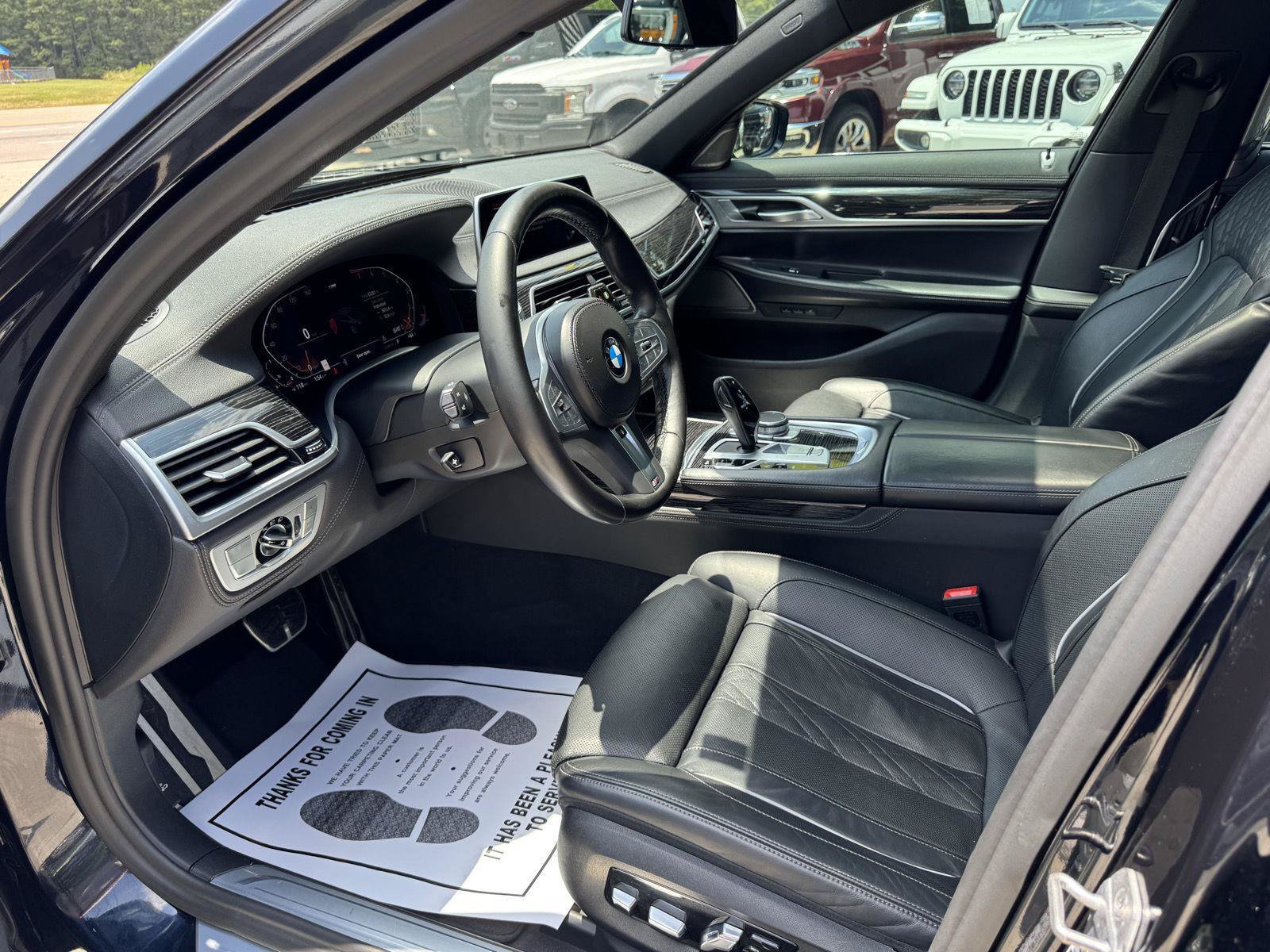 Used 2022 BMW 740i w/ M Sport Package RWD image 2