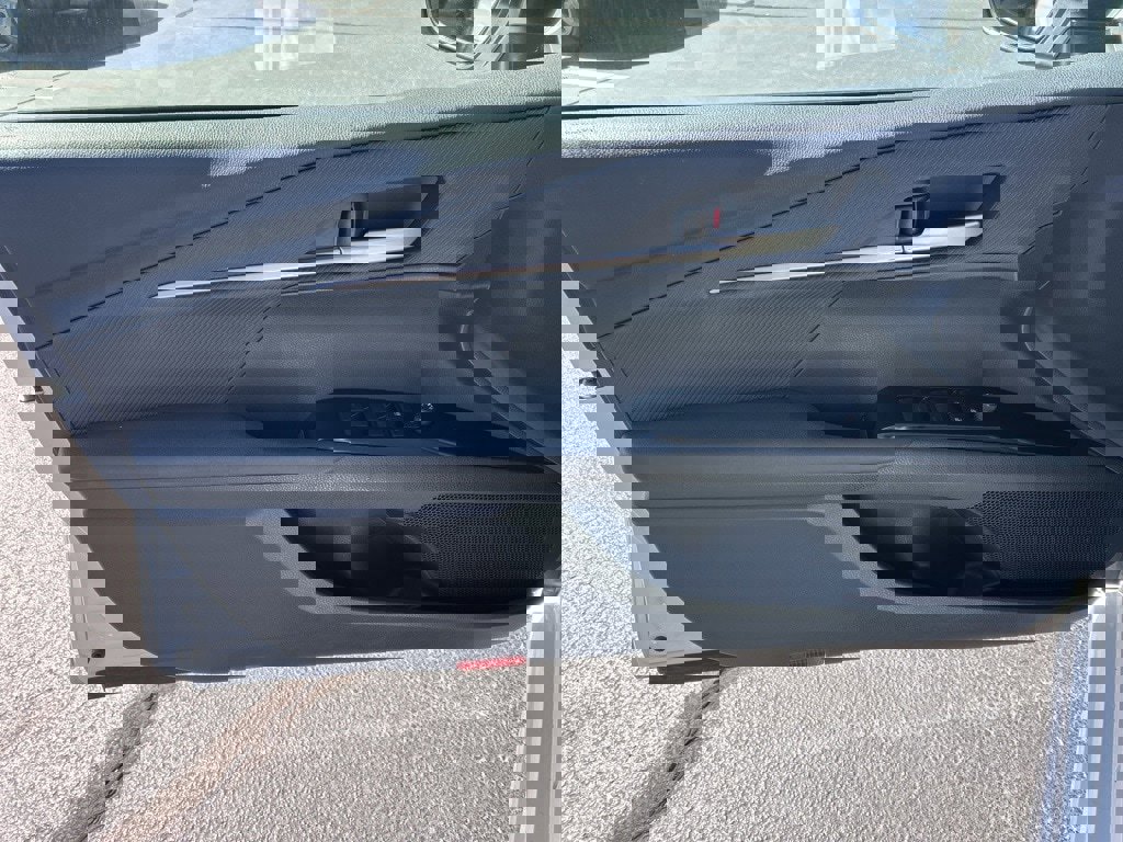 Used 2025 Toyota Camry SE image 3