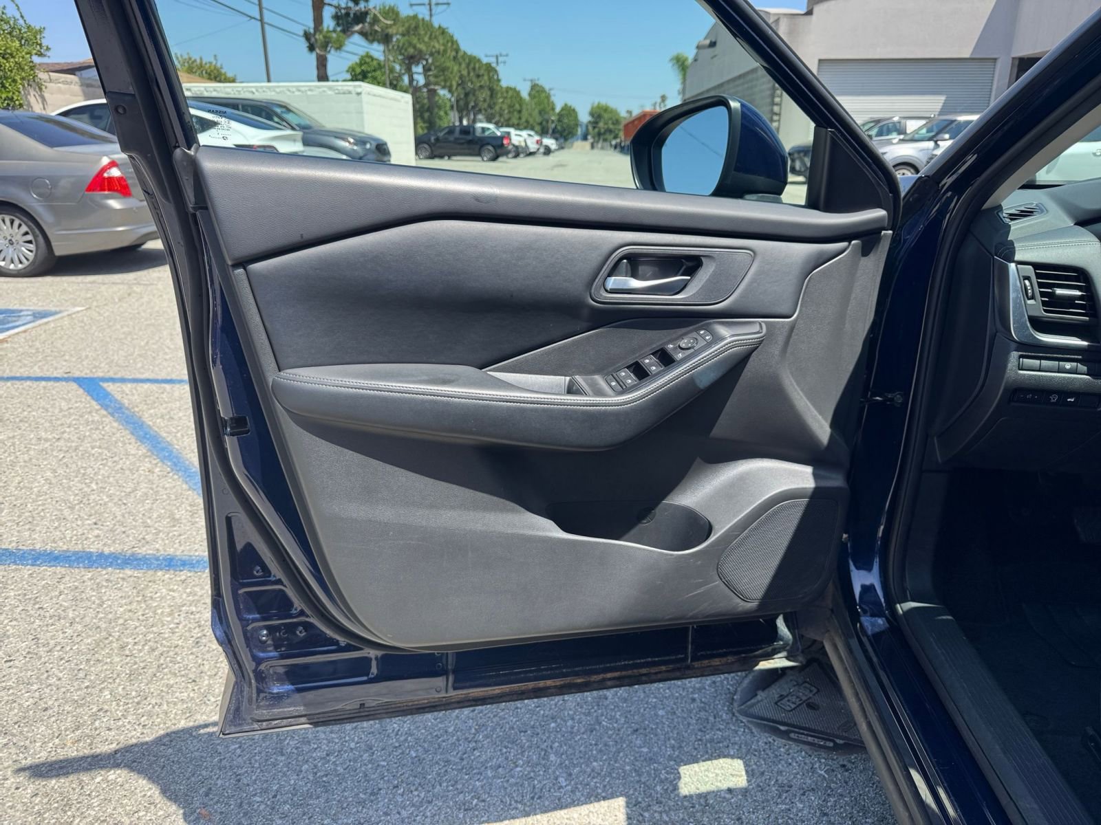 Used 2025 Nissan Rogue SV FWD image 18